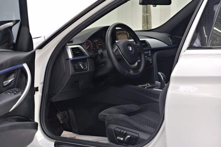 Used BMW 3 Series 2017 320i M Sport Interior 1