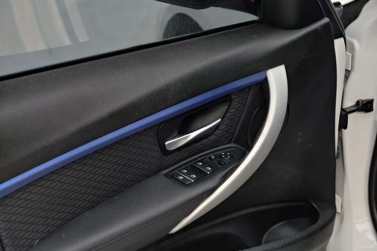 Used BMW 3 Series 2017 320i M Sport Interior 10