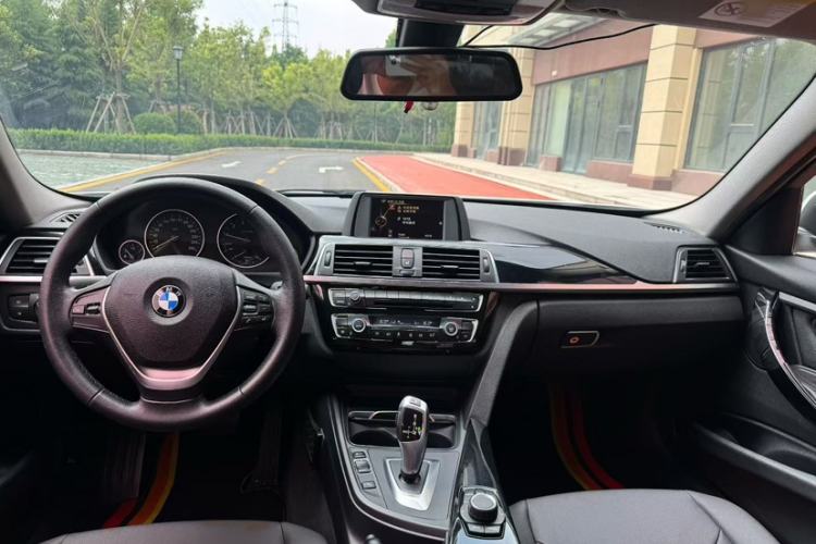 Used BMW 3 Series 2017 318i Fashion Model Interior 3