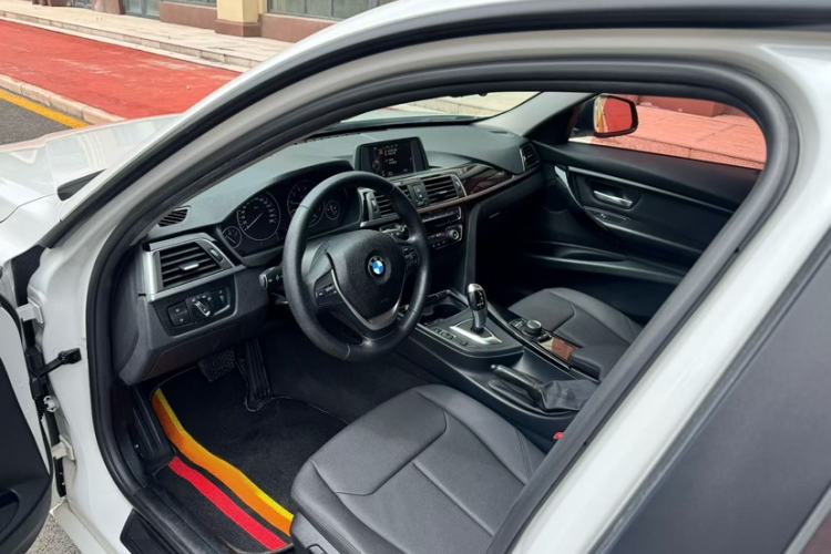 Used BMW 3 Series 2017 318i Fashion Model Interior 4