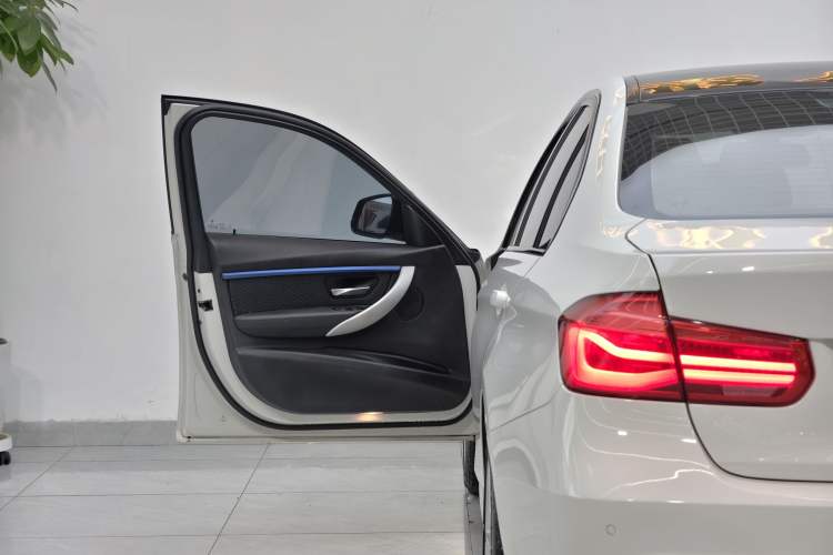 Used BMW 3 Series 2017 320i M Sport Interior 9