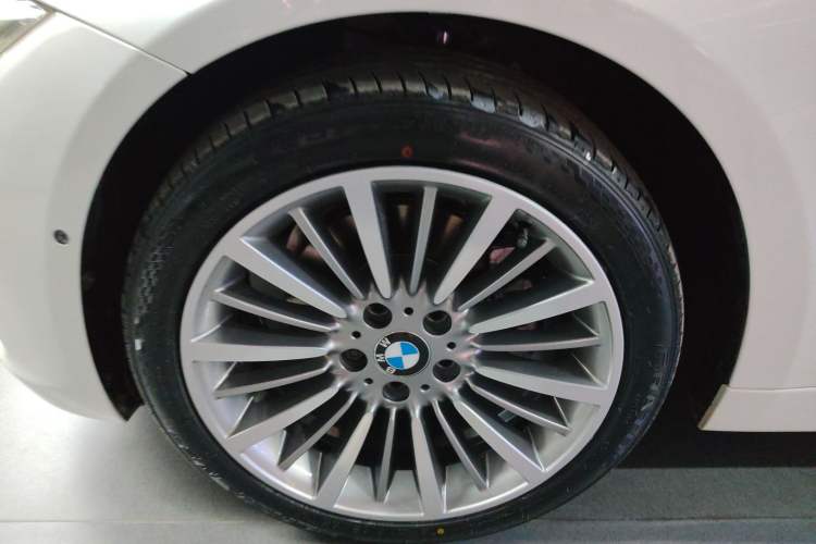 Used BMW 3 Series 2017 330Li xDrive Luxury Design Package Left Front Wheel Hub
