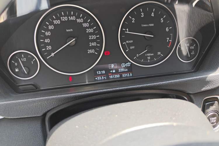 Used BMW 3 Series 2017 320Li Fashion Model Odometer Close Up