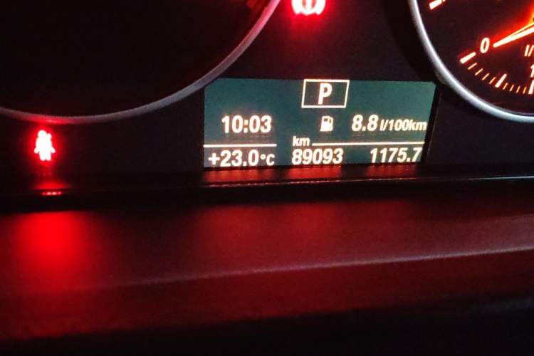 Used BMW 3 Series 2017 320i M Sport Odometer Close Up