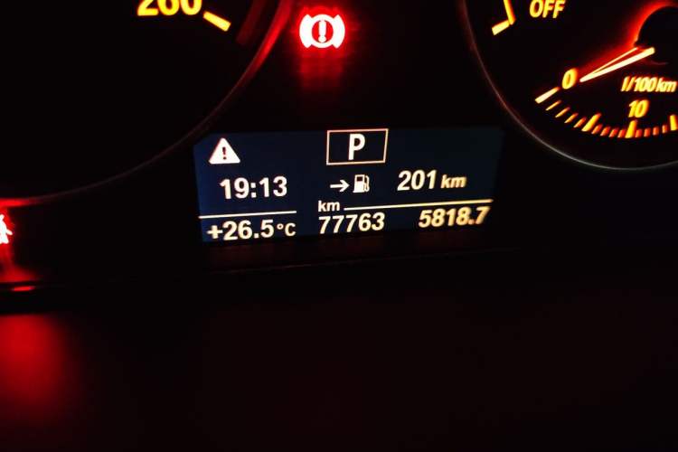 Used BMW 3 Series 2017 318i Fashion Model Odometer Close Up