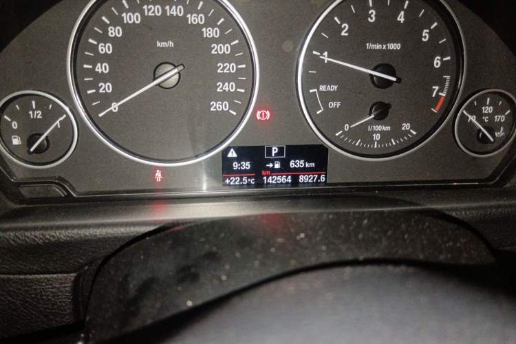Used BMW 3 Series 2017 320Li Fashion Model Odometer Close Up
