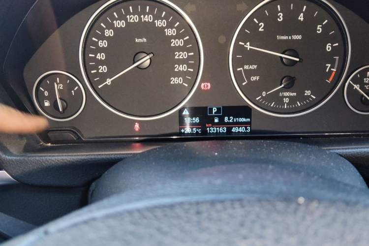 Used BMW 3 Series 2017 320Li Fashion Model Odometer Close Up