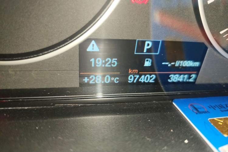 Used BMW 3 Series 2017 320Li Fashion Model Odometer Close Up
