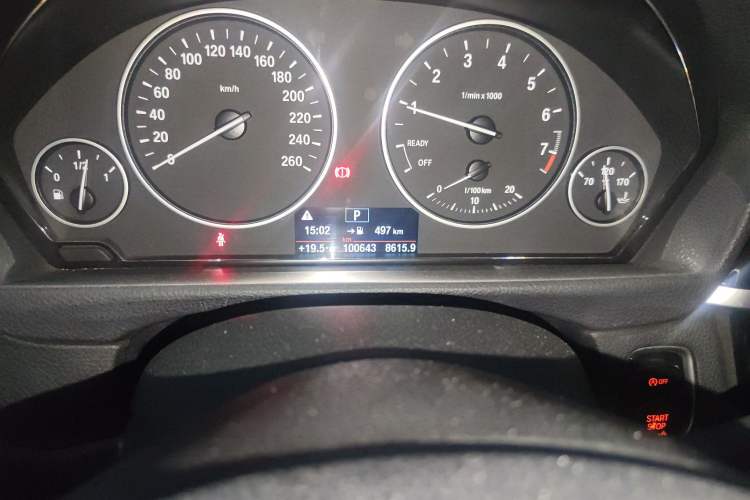 Used BMW 3 Series 2017 320Li Fashion Model Odometer Close Up