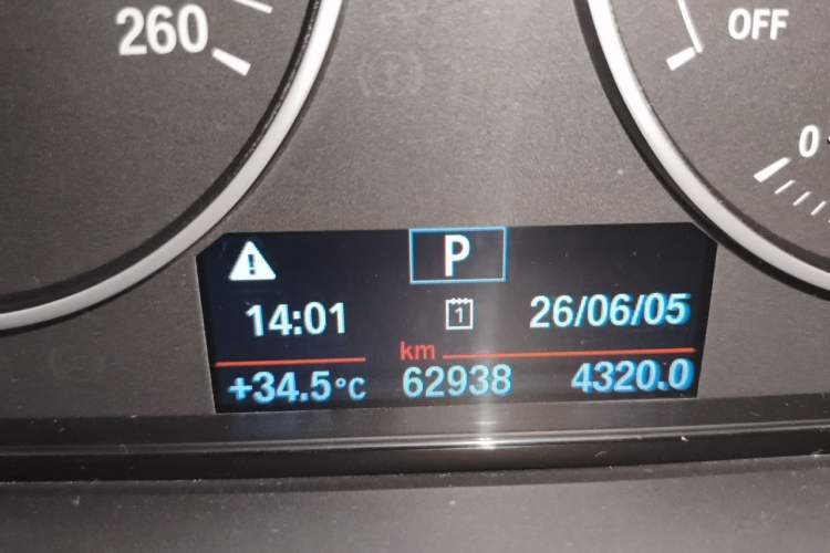 Used BMW 3 Series 2017 318Li Fashion Model Odometer Close Up