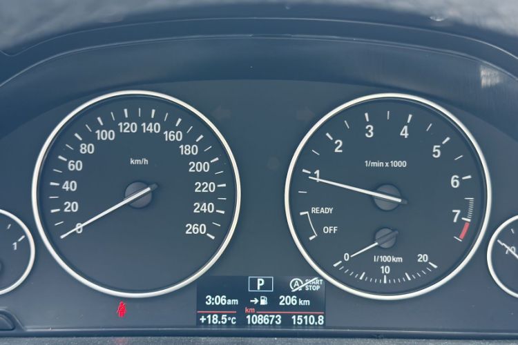 Used BMW 3 Series 2017 318Li Fashion Model Odometer Close Up