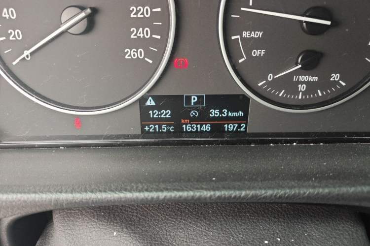 Used BMW 3 Series 2017 320Li Fashion Model Odometer Close Up