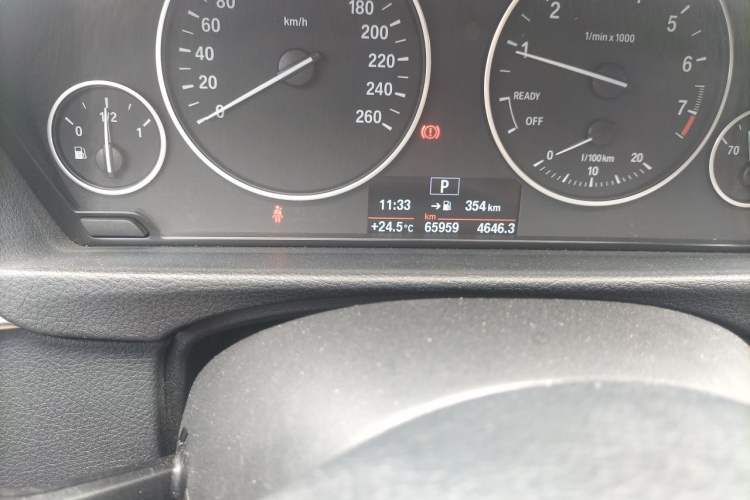 Used BMW 3 Series 2017 318i Fashion Model Odometer Close Up