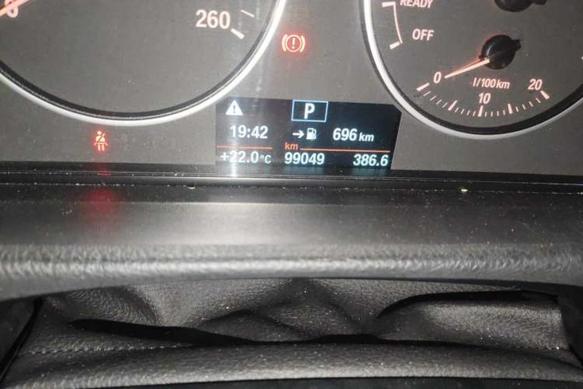 Used BMW 3 Series 2017 320Li Fashion Model Odometer Close Up