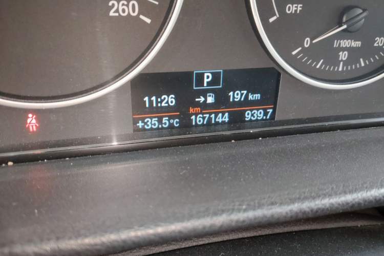 Used BMW 3 Series 2017 320Li Fashion Model Odometer Close Up
