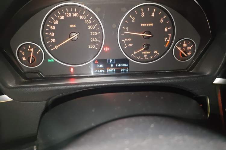 Used BMW 3 Series 2017 320Li Fashion Model Odometer Close Up