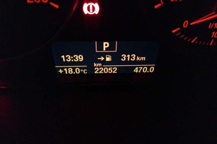 Used BMW 3 Series 2017 318i Fashion Model Odometer Close Up