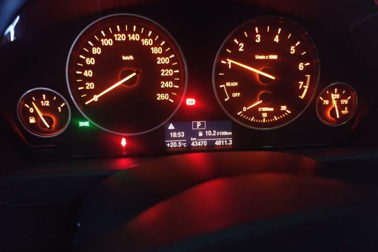 Used BMW 3 Series 2017 320Li Fashion Model Odometer Close Up