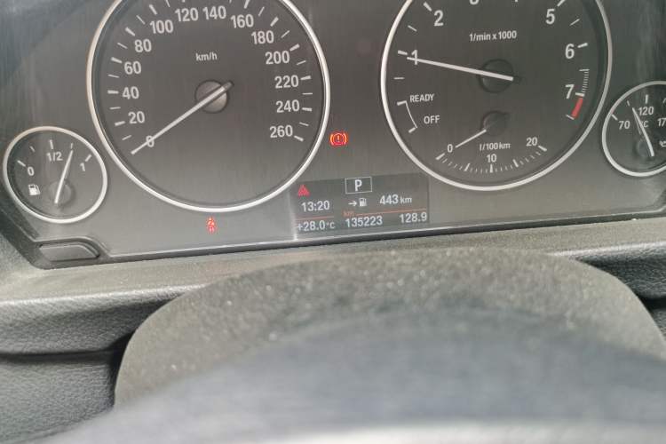 Used BMW 3 Series 2017 320Li Fashion Model Odometer Close Up