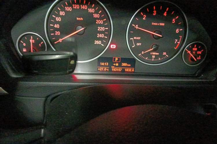 Used BMW 3 Series 2017 320Li Fashion Model Odometer Close Up