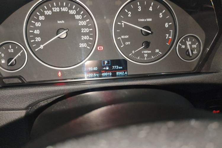 Used BMW 3 Series 2017 320Li Fashion Model Odometer Close Up