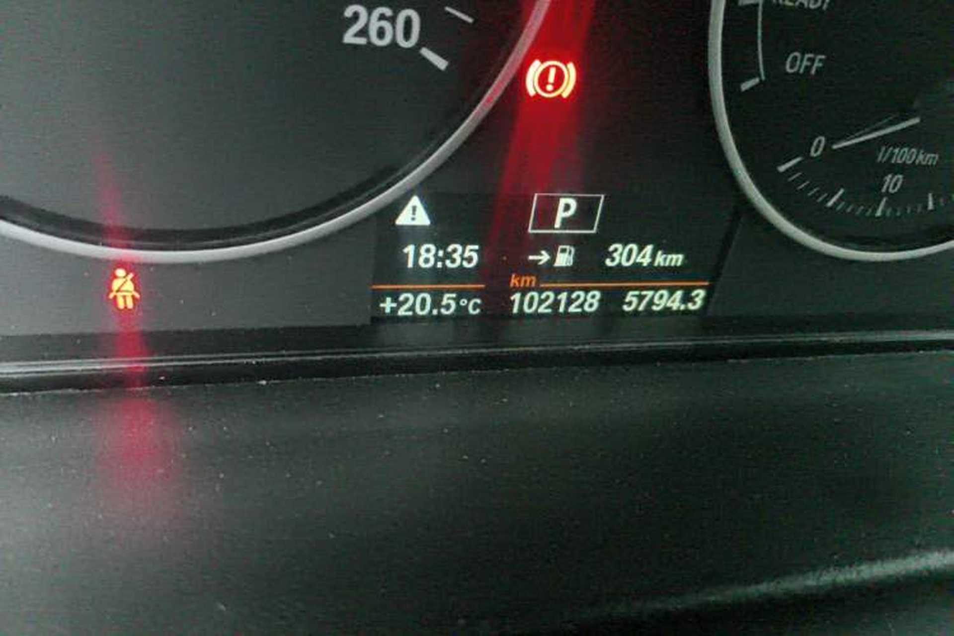 Used BMW 3 Series 2017 320Li Fashion Model Odometer Close Up