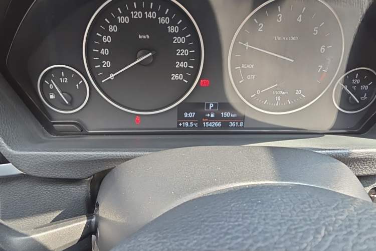 Used BMW 3 Series 2017 318Li Fashion Model Odometer Close Up