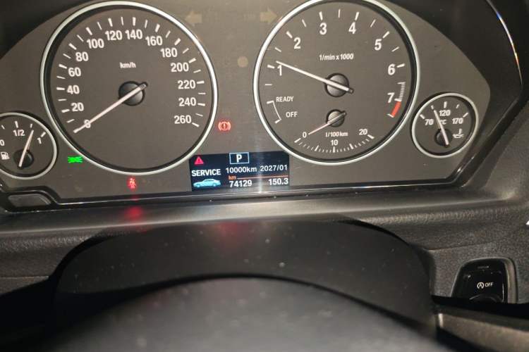 Used BMW 3 Series 2017 320Li Fashion Model Odometer Close Up