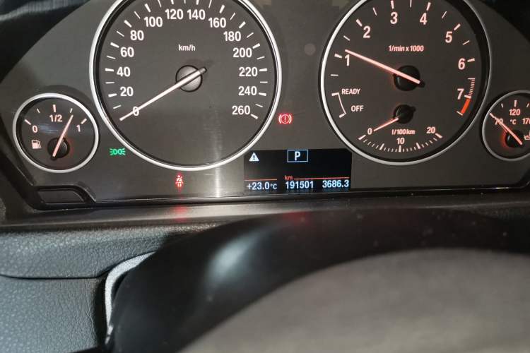 Used BMW 3 Series 2017 320Li Fashion Model Odometer Close Up