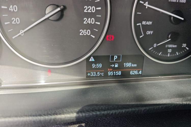 Used BMW 3 Series 2017 320Li Fashion Model Odometer Close Up