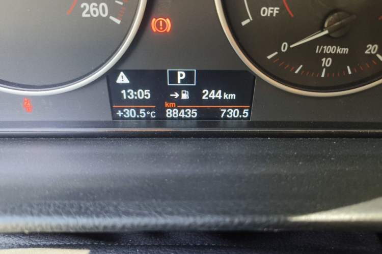 Used BMW 3 Series 2017 320i M Sport Odometer Close Up