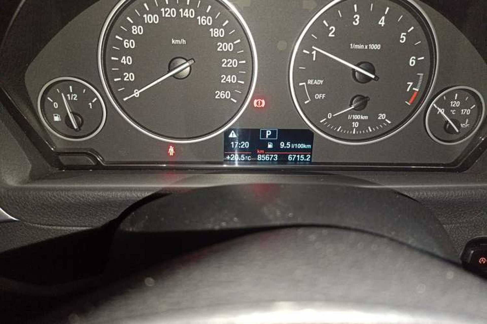 Used BMW 3 Series 2017 320Li Fashion Model Odometer Close Up