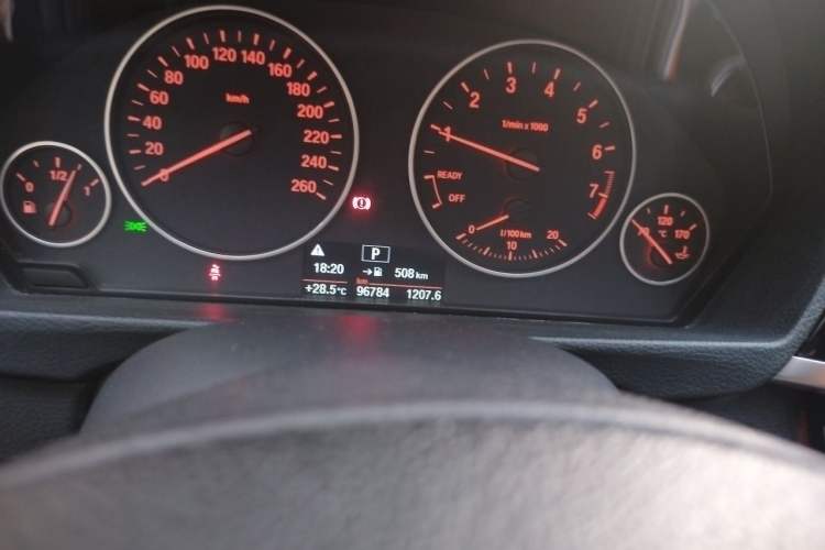 Used BMW 3 Series 2017 320Li Fashion Model Odometer Close Up