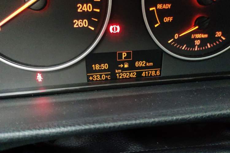 Used BMW 3 Series 2017 320Li Fashion Model Odometer Close Up