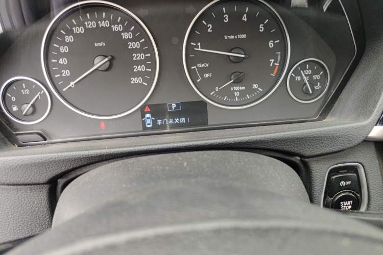 Used BMW 3 Series 2017 320Li Fashion Model Odometer Close Up