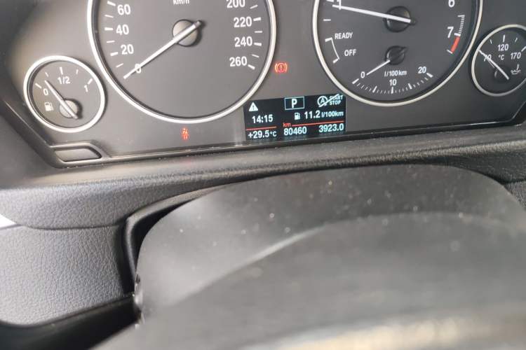 Used BMW 3 Series 2017 318Li Fashion Model Odometer Close Up