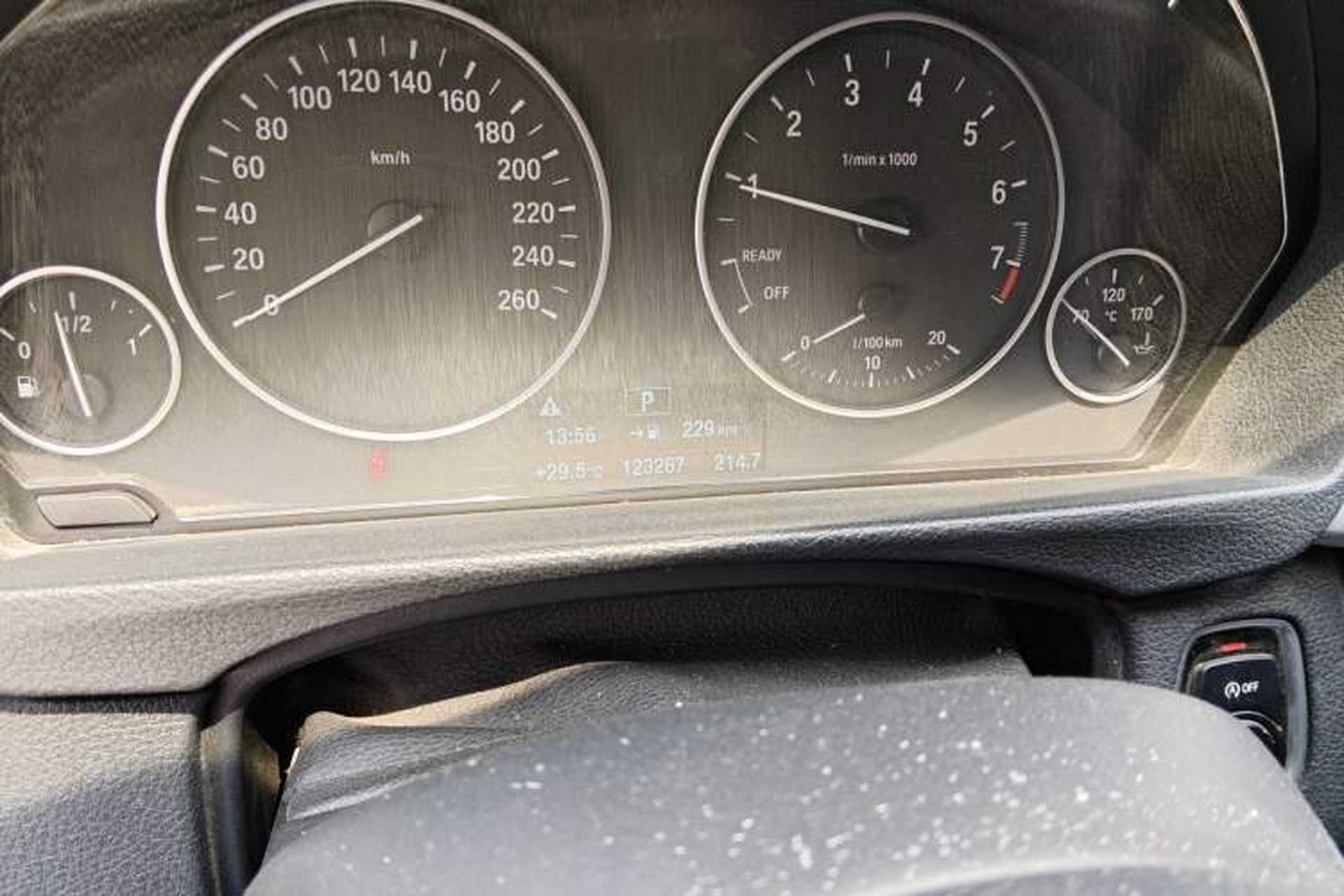 Used BMW 3 Series 2017 320Li Fashion Model Odometer Close Up