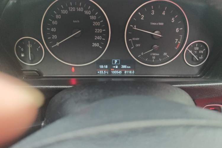 Used BMW 3 Series 2017 318Li Fashion Model Odometer Close Up