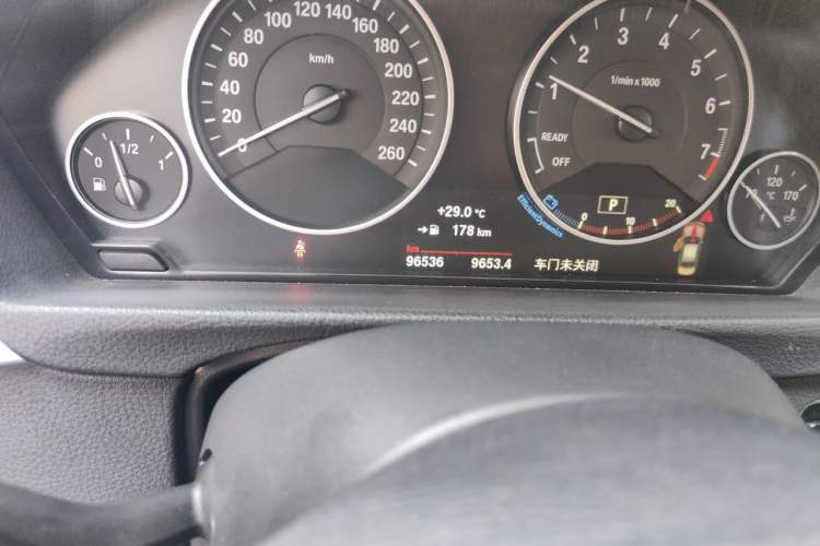 Used BMW 3 Series 2017 320Li Fashion Model Odometer Close Up