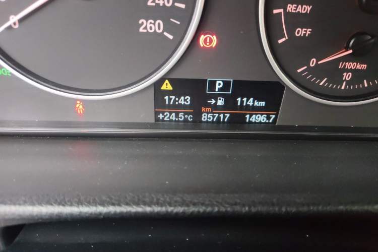 Used BMW 3 Series 2017 318Li Fashion Model Odometer Close Up