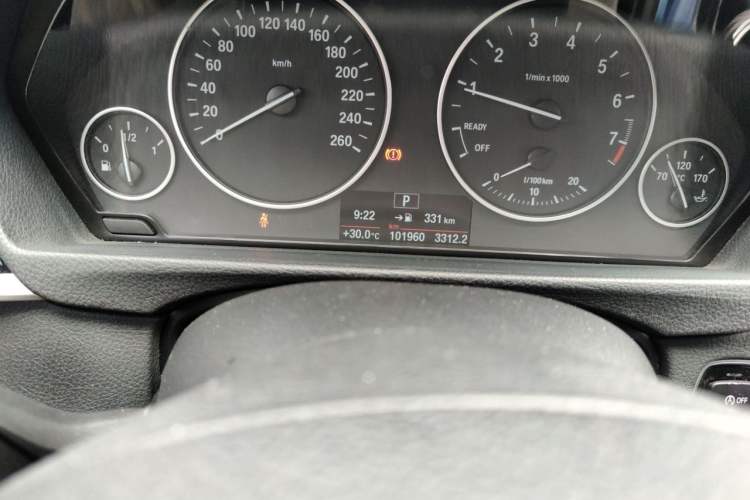 Used BMW 3 Series 2017 318Li Fashion Model Odometer Close Up