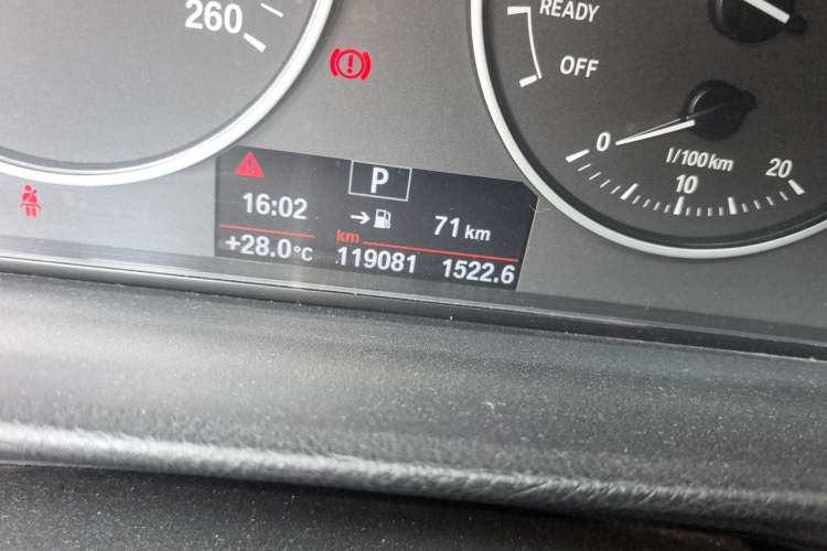 Used BMW 3 Series 2017 320Li Fashion Model Odometer Close Up