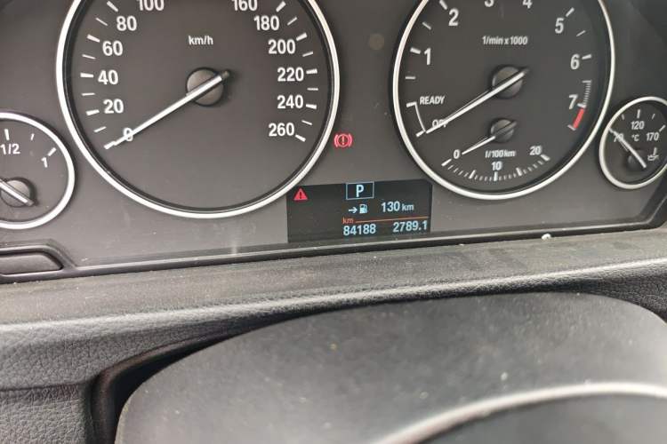 Used BMW 3 Series 2017 320Li Fashion Model Odometer Close Up