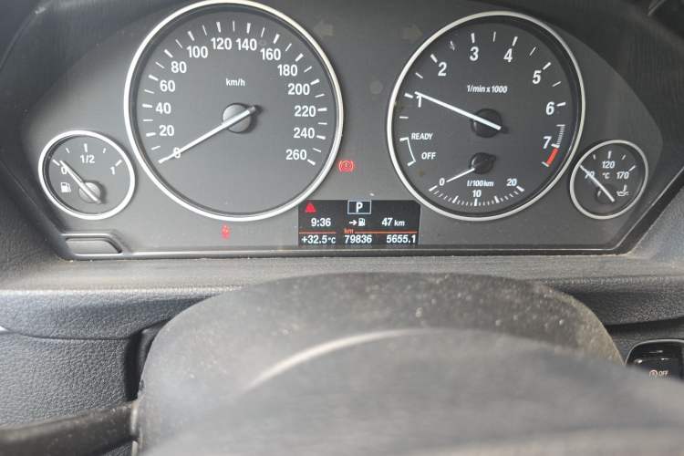 Used BMW 3 Series 2017 318Li Fashion Model Odometer Close Up