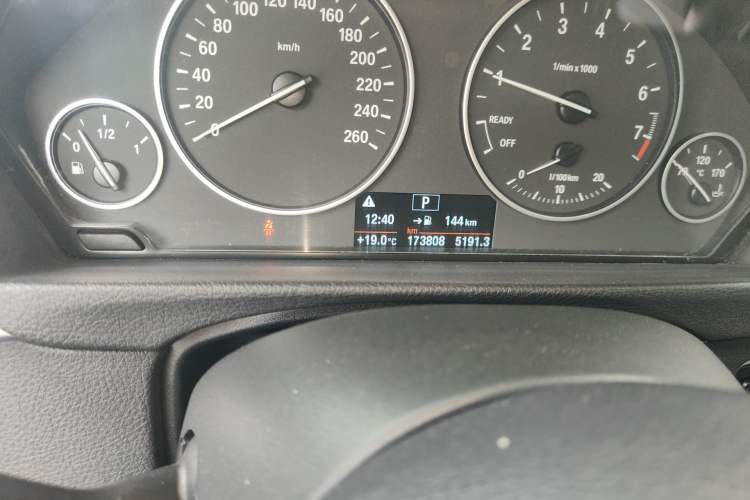 Used BMW 3 Series 2017 320Li Fashion Model Odometer Close Up
