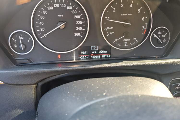 Used BMW 3 Series 2017 320Li Fashion Model Odometer Close Up