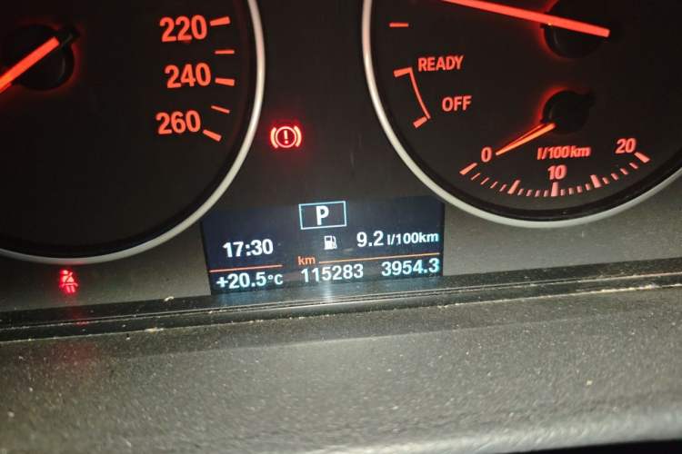 Used BMW 3 Series 2017 320Li Fashion Model Odometer Close Up
