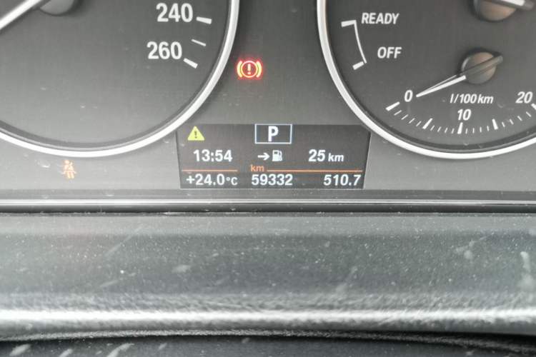 Used BMW 3 Series 2017 318Li Fashion Model Odometer Close Up
