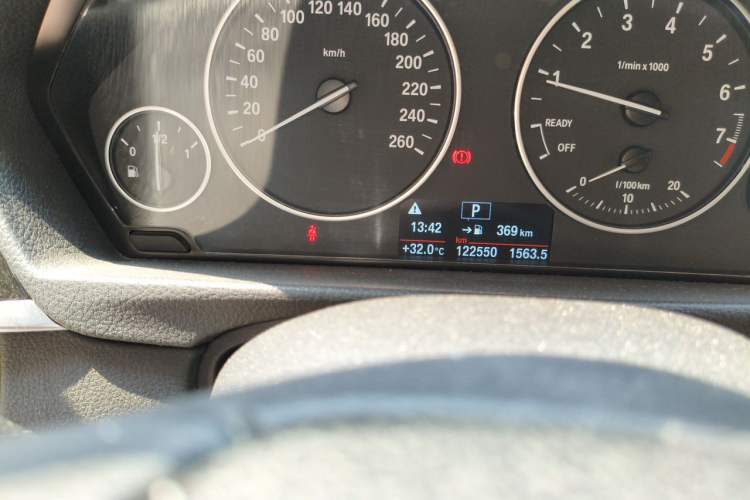 Used BMW 3 Series 2017 318i Fashion Model Odometer Close Up