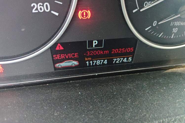 Used BMW 3 Series 2017 318Li Fashion Model Odometer Close Up